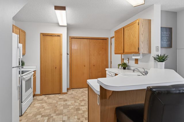 4065 Wilshire Circle 8, Shoreview, MN 55126