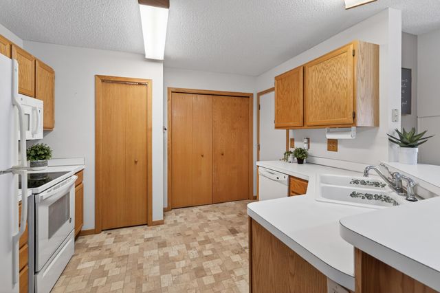 4065 Wilshire Circle 8, Shoreview, MN 55126