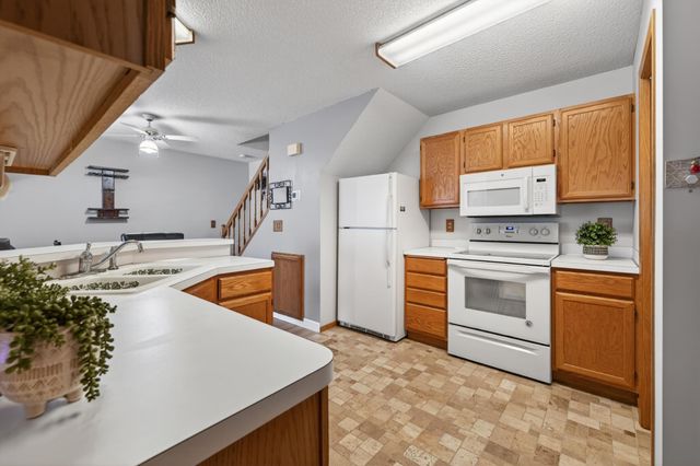 4065 Wilshire Circle 8, Shoreview, MN 55126