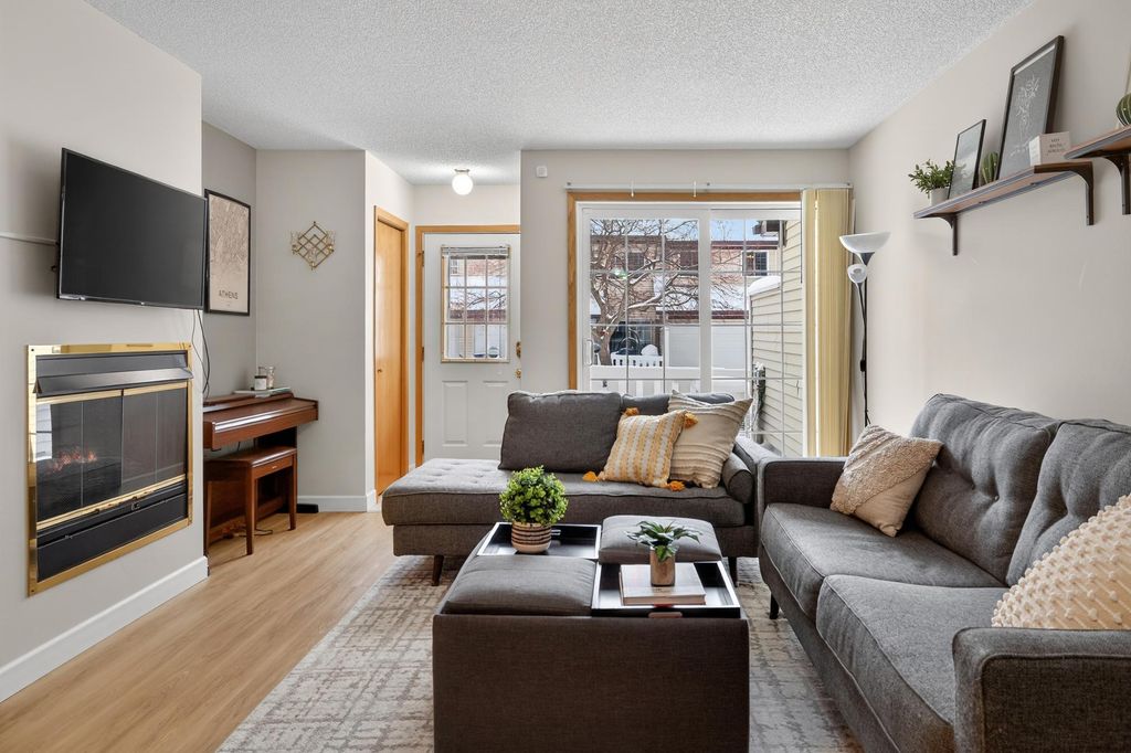 4065 Wilshire Circle 8, Shoreview, MN 55126