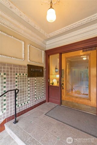 317 18th Avenue E, Seattle, WA 98112