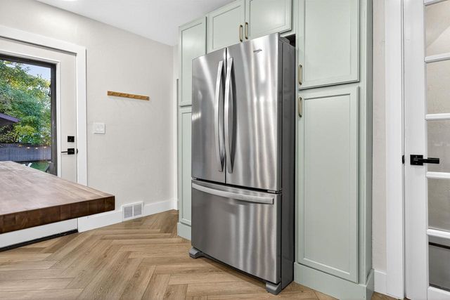 1017 W LAWRENCE STREET, Appleton, WI 54914