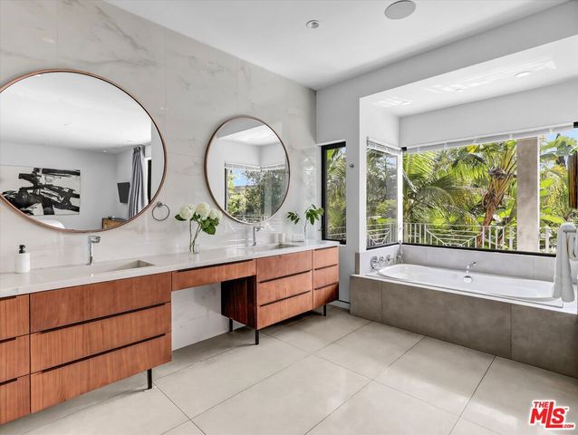 1724 N Sierra Bonita Avenue, Los Angeles, CA 90046