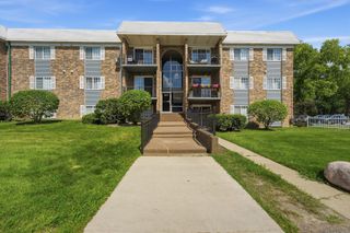 1621 N Windsor Drive 215, Arlington Heights, IL 60004