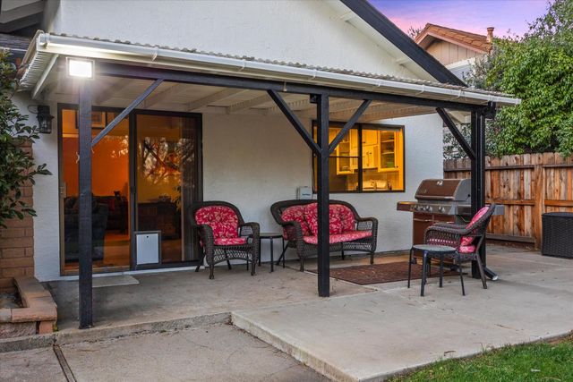 9328 N Winding Oak Dr, Fair Oaks, CA 95628