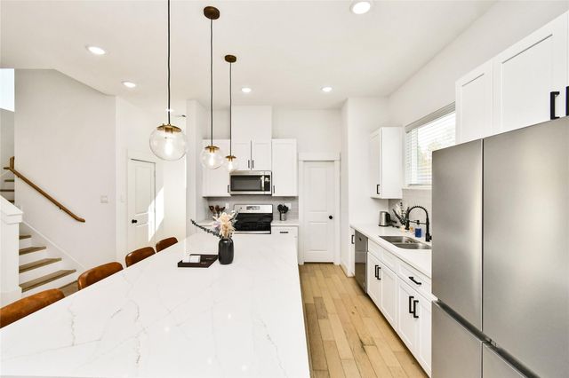 208 N York Street B, Houston, TX 77003