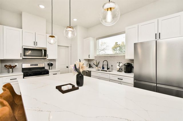 208 N York Street B, Houston, TX 77003