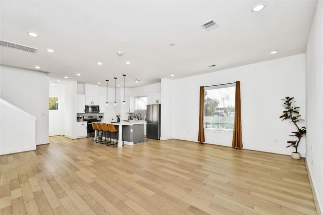 208 N York Street B, Houston, TX 77003