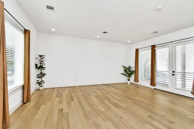 208 N York Street B, Houston, TX 77003