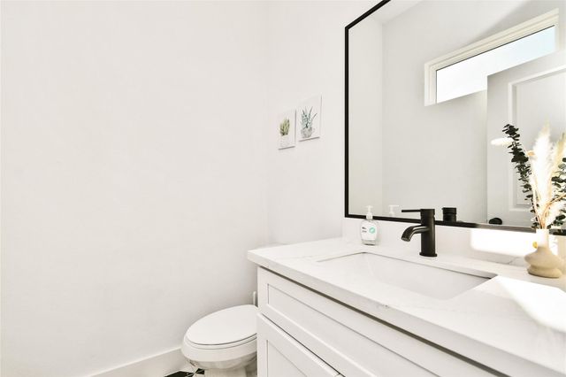 208 N York Street B, Houston, TX 77003