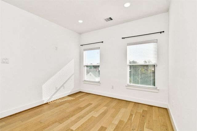 208 N York Street B, Houston, TX 77003