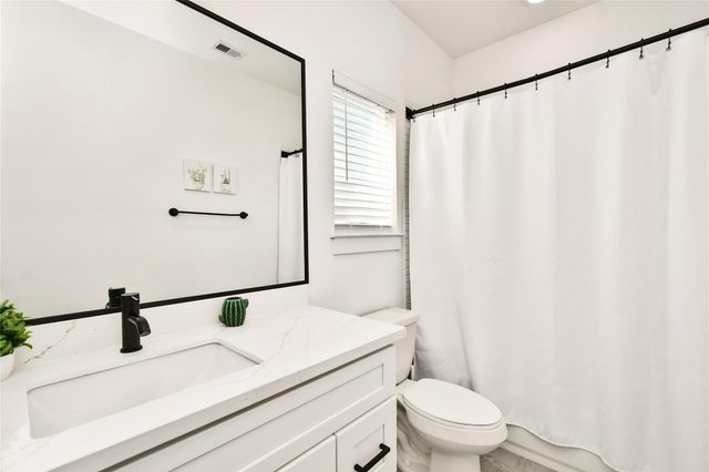 208 N York Street B, Houston, TX 77003