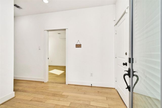 208 N York Street B, Houston, TX 77003