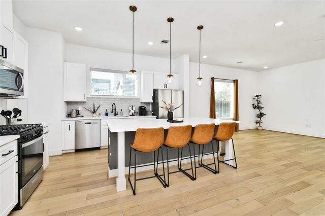 208 N York Street B, Houston, TX 77003