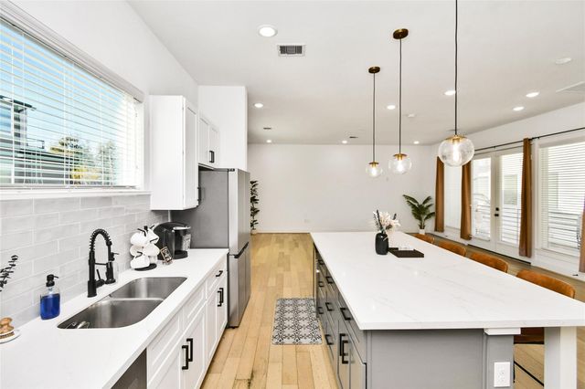 208 N York Street B, Houston, TX 77003