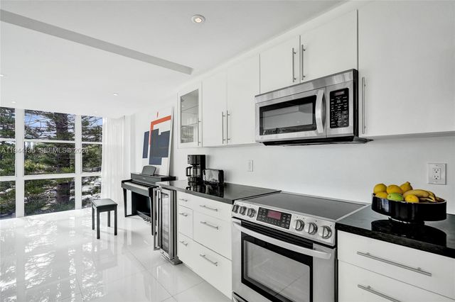 1000 Parkview Dr 330, Hallandale Beach, FL 33009