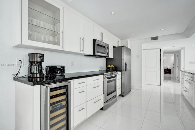 1000 Parkview Dr 330, Hallandale Beach, FL 33009