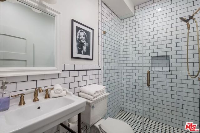 6110 N De Longpre Avenue, Los Angeles, CA 90028