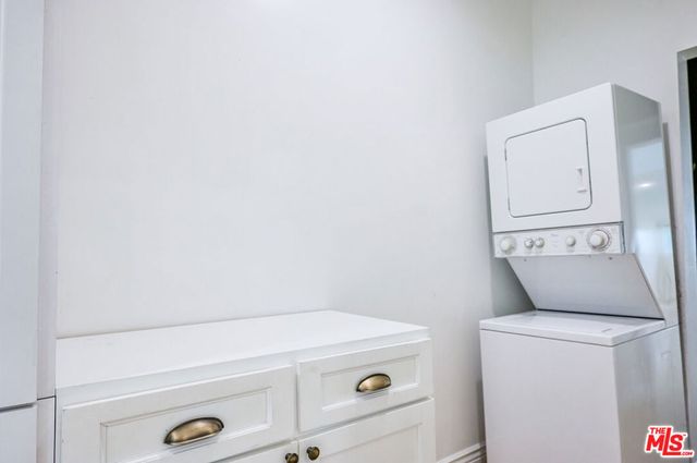 6110 N De Longpre Avenue, Los Angeles, CA 90028