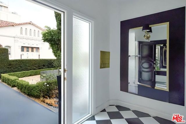 6110 N De Longpre Avenue, Los Angeles, CA 90028