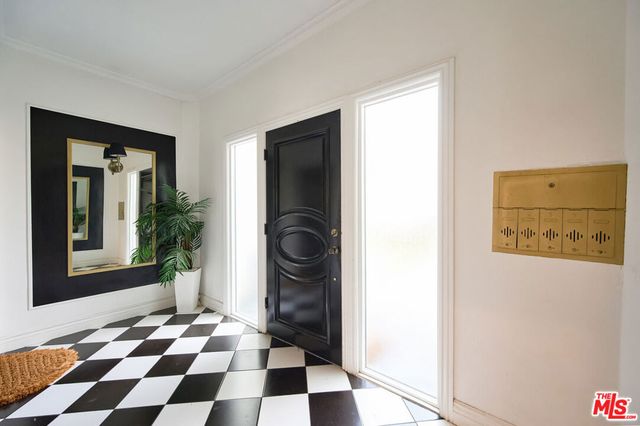 6110 N De Longpre Avenue, Los Angeles, CA 90028