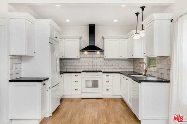 6110 N De Longpre Avenue, Los Angeles, CA 90028