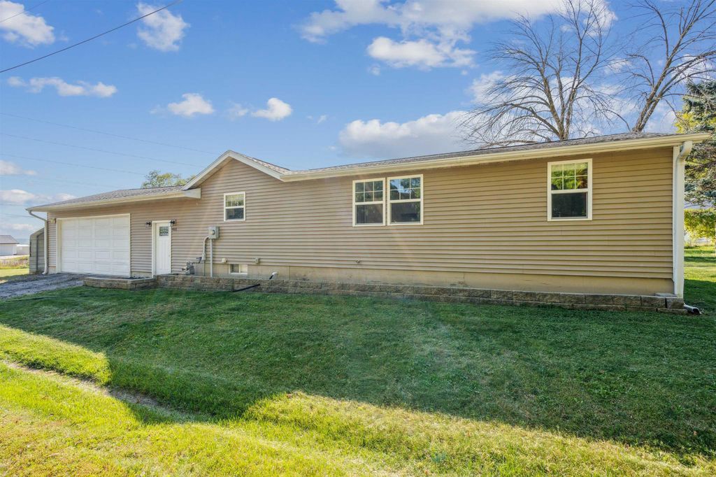 401 Brush Avenue, Urbana, IA 52345