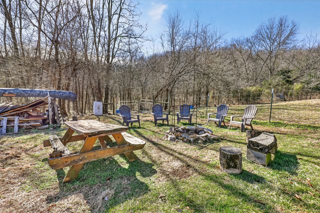 325 Freeman Ln, Hartsville, TN 37074