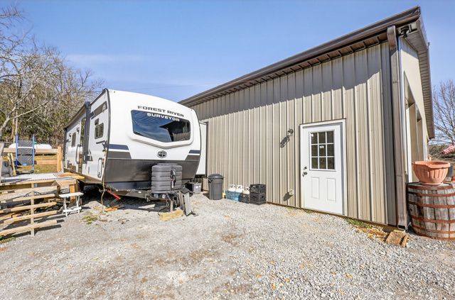 325 Freeman Ln, Hartsville, TN 37074