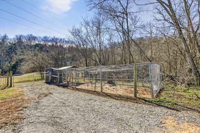 325 Freeman Ln, Hartsville, TN 37074