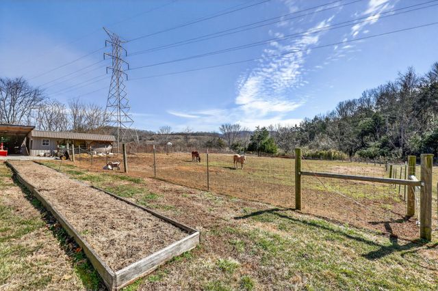 325 Freeman Ln, Hartsville, TN 37074