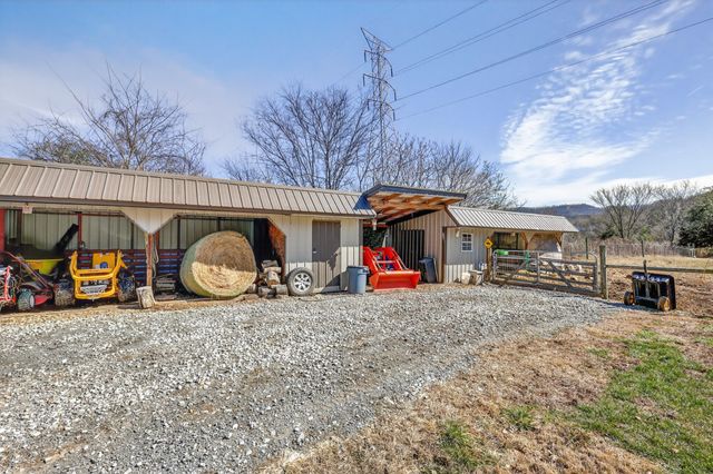 325 Freeman Ln, Hartsville, TN 37074