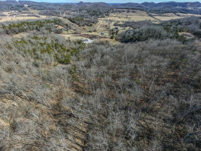 325 Freeman Ln, Hartsville, TN 37074