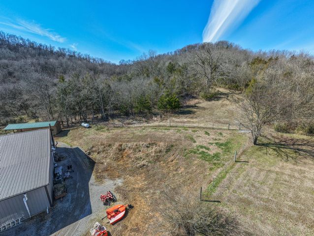 325 Freeman Ln, Hartsville, TN 37074