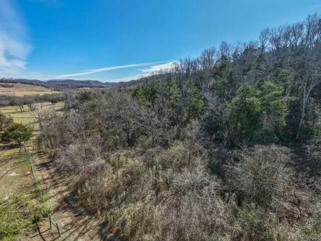 325 Freeman Ln, Hartsville, TN 37074