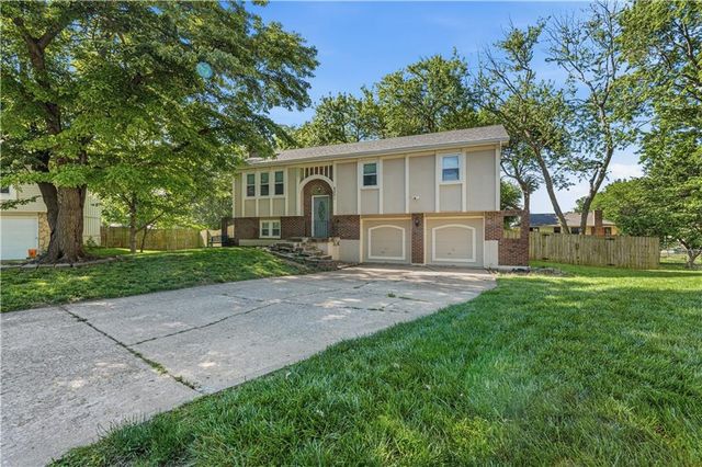 6221 ALBERVAN Street, Shawnee, KS 66216