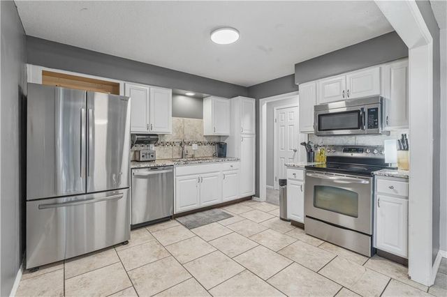 6221 ALBERVAN Street, Shawnee, KS 66216