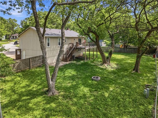 6221 ALBERVAN Street, Shawnee, KS 66216