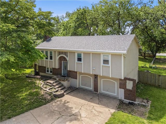 6221 ALBERVAN Street, Shawnee, KS 66216