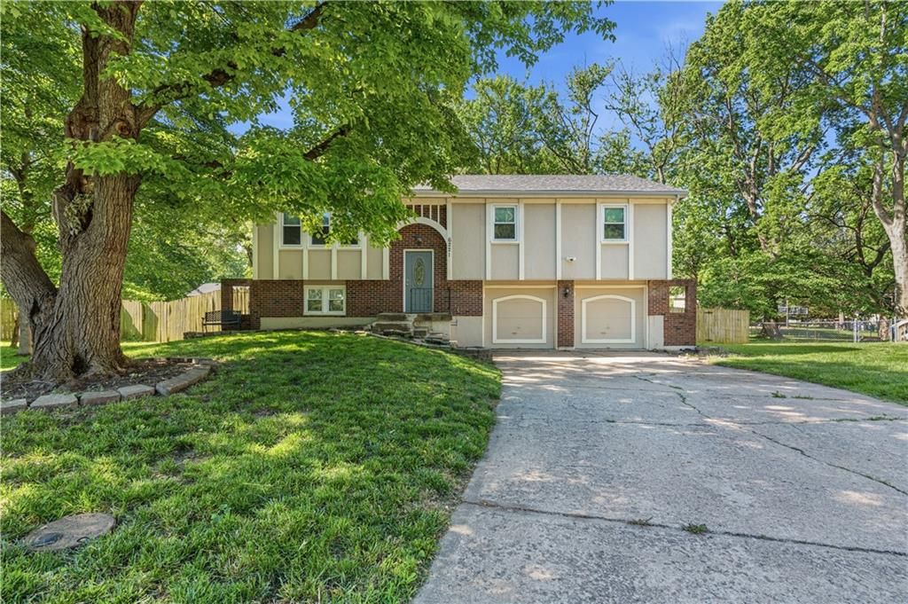 6221 ALBERVAN Street, Shawnee, KS 66216