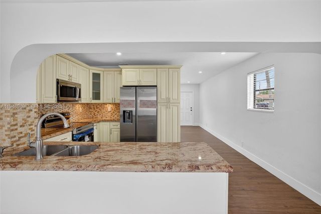 7721 NW 35th St, Davie, FL 33024