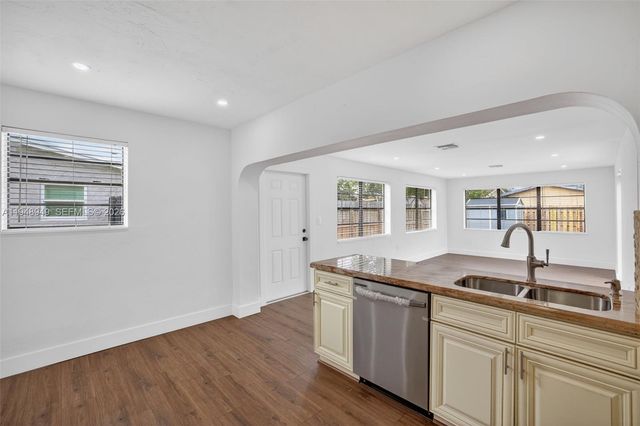 7721 NW 35th St, Davie, FL 33024