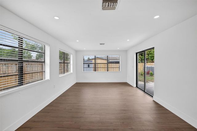 7721 NW 35th St, Davie, FL 33024