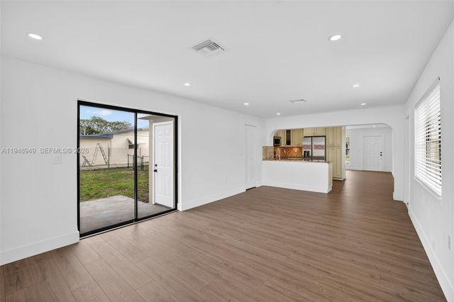 7721 NW 35th St, Davie, FL 33024