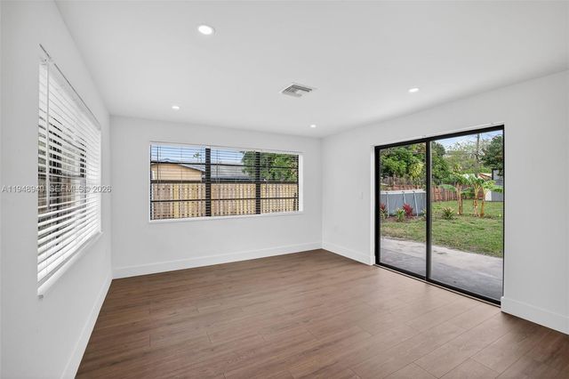 7721 NW 35th St, Davie, FL 33024