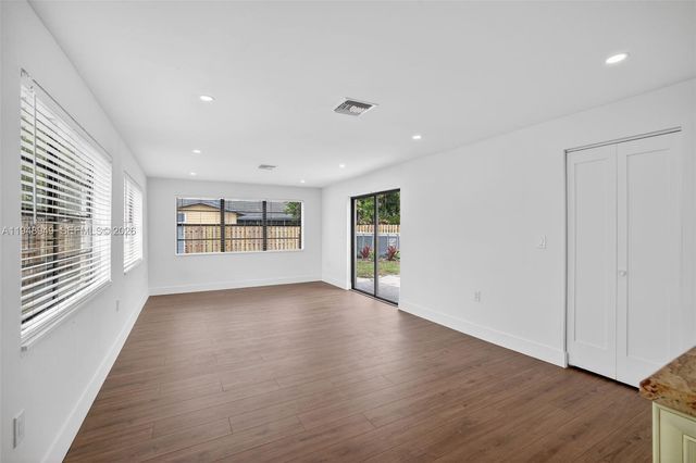 7721 NW 35th St, Davie, FL 33024