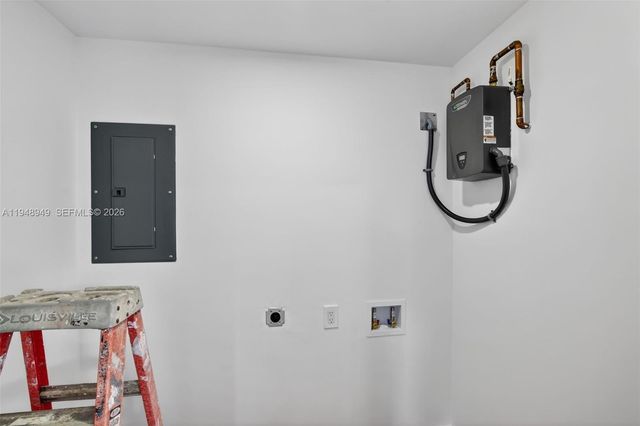 7721 NW 35th St, Davie, FL 33024