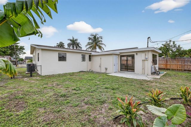 7721 NW 35th St, Davie, FL 33024