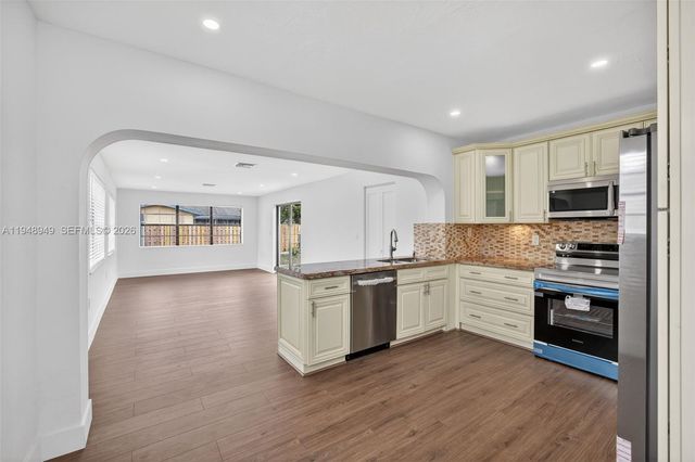 7721 NW 35th St, Davie, FL 33024