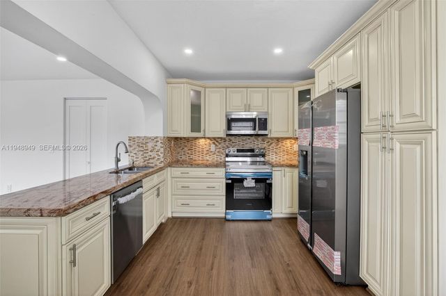 7721 NW 35th St, Davie, FL 33024